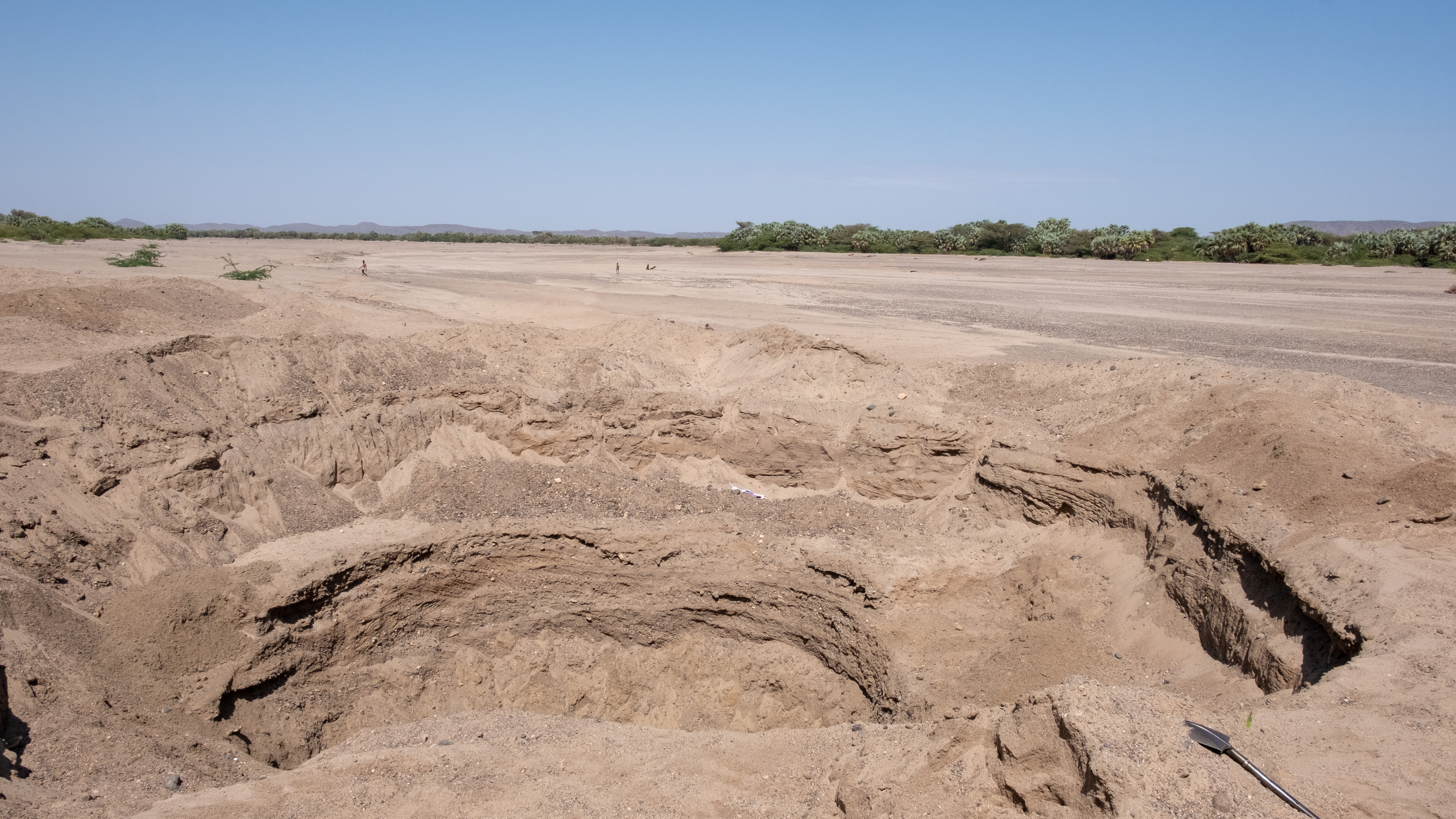 DSCF8491 A big shallow well that supplies Kalkol town with water with the dry river bed in sight