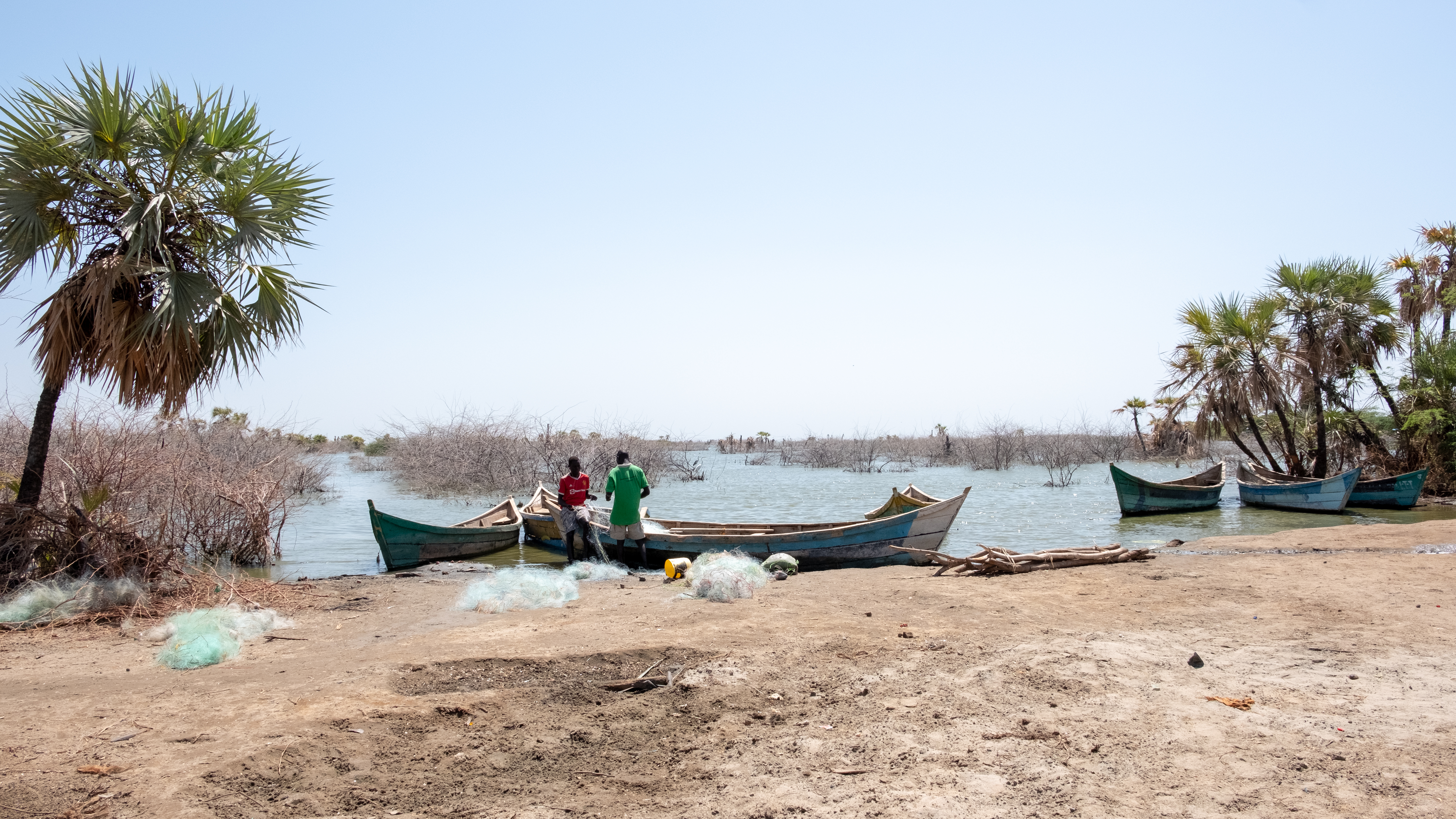 DSCF8641 Fishermen preparing their nets before going out to fish in imprsa beach Kalkol town